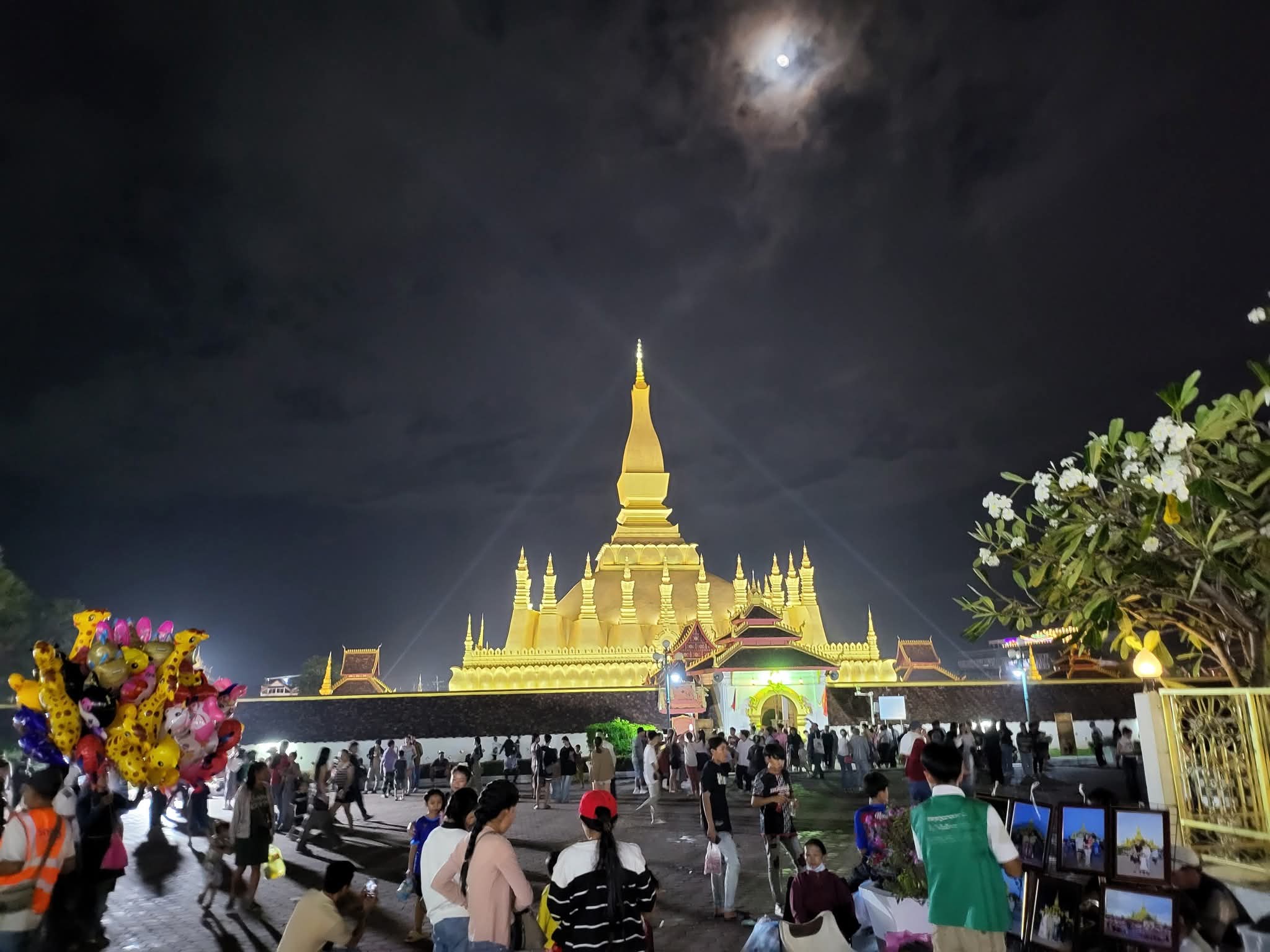 라오스 4대축제 탓루앙 축제를 가봅니다.