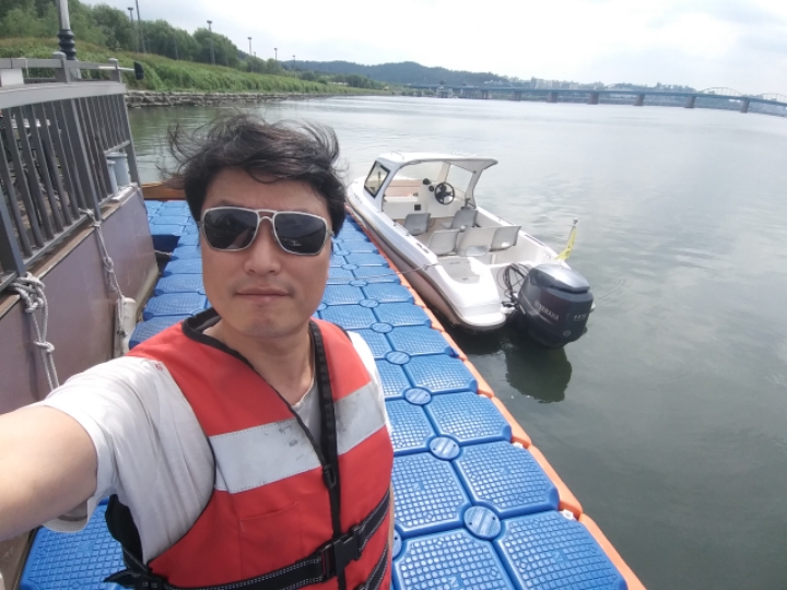 한강에서 조정면허를 취득하려고 교육중입니다.